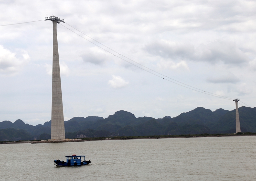 Tuyến cáp treo Cát Hải - Phù Long. Đây là tuyến cáp treo 3 dây vượt biển dài gần 4km, có trụ cáp treo cao nhất thế giới 214,8m và được thi công theo công nghệ xây dựng cáp hàng đầu của Thụy Sĩ và Áo.